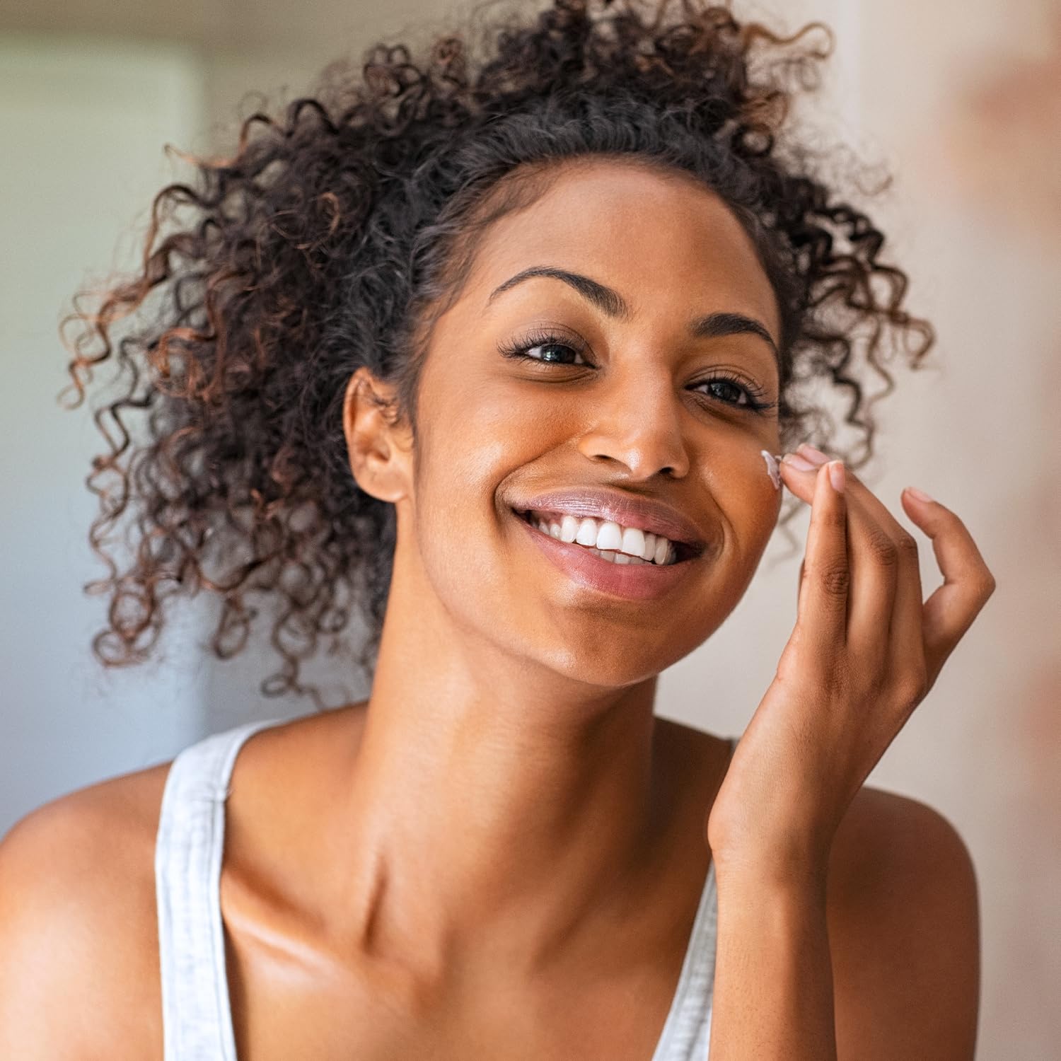 Ceramidas esenciales y regaliz nutren la piel en Amazon Basics Retinol Serum