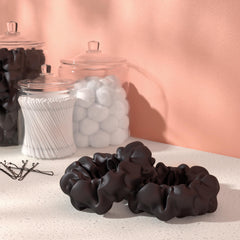 Amazon Basics Satin Scrunchies para cola-de-cabello: sujeción suave durante todo el día.
