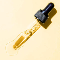 Extracto de pepino en el serum de Amazon Basics para piel fresca.