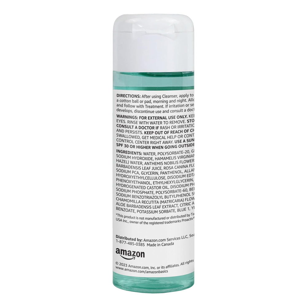 Aplicación suave del Tónico Amazon Basics Toner en el rostro para refrescar.