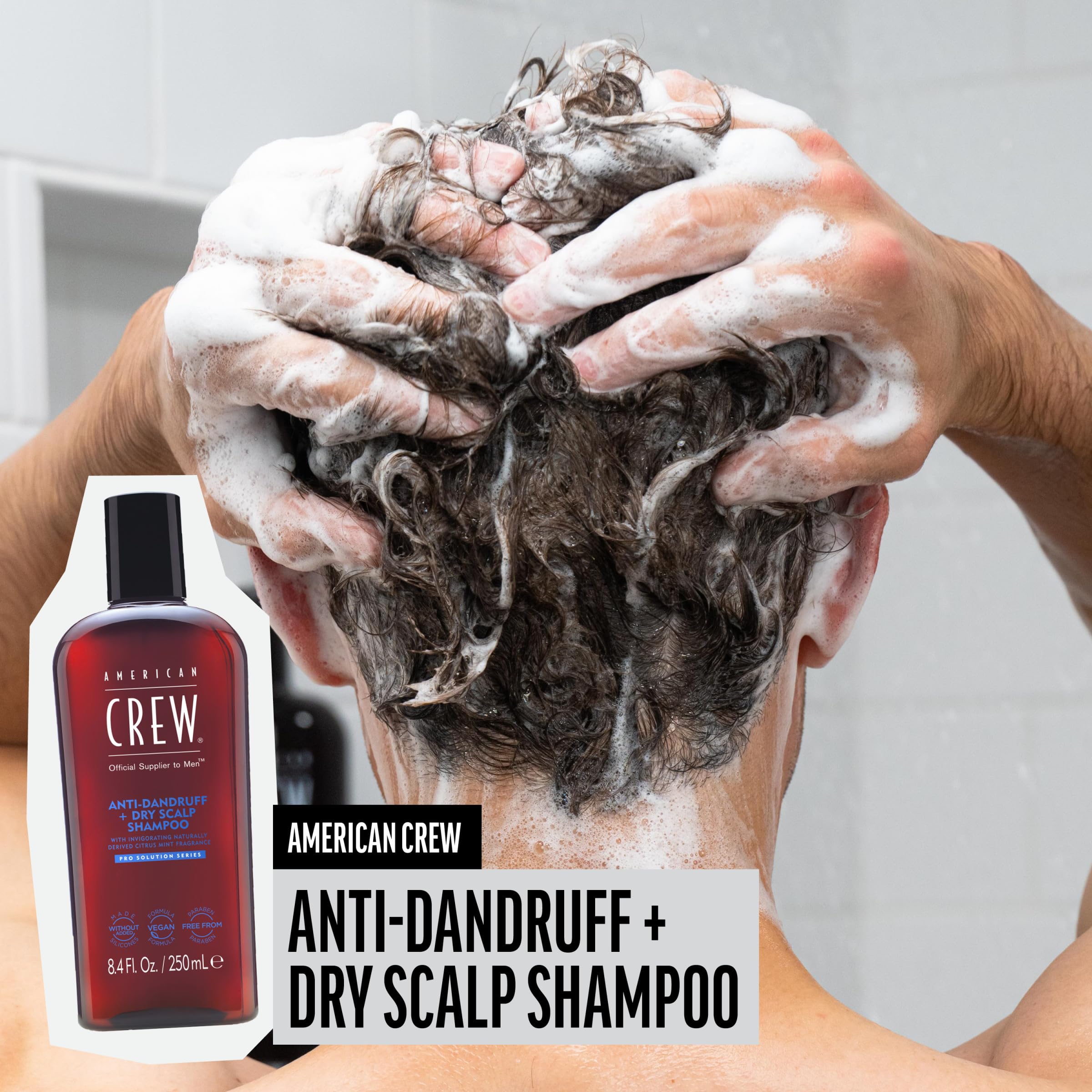 Textura cremosa del champú anticaspa de American Crew para cabello limpio.
