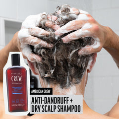 Textura cremosa del champú anticaspa de American Crew para cabello limpio.