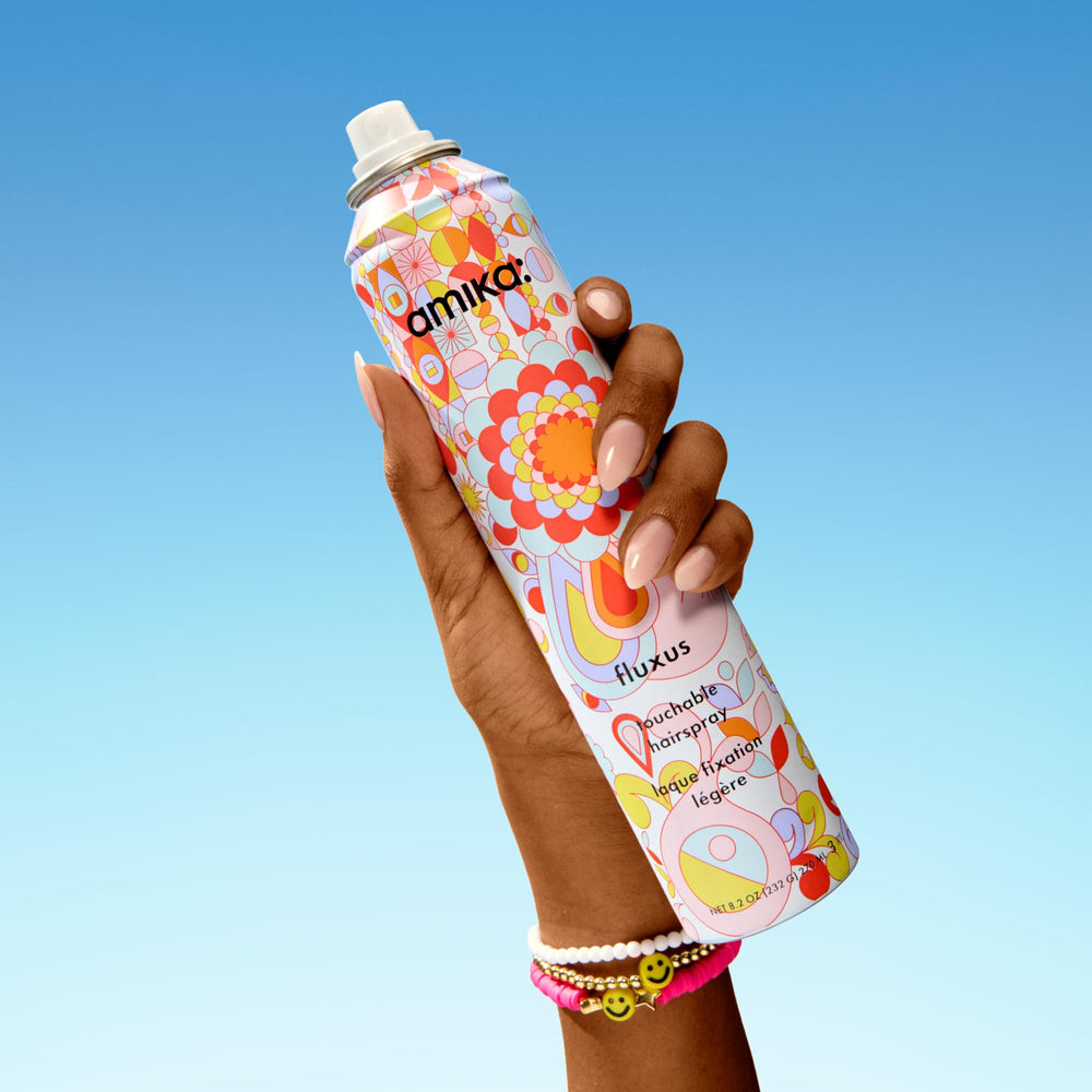 Amika Fluxus fijación flexible para peinados duraderos.