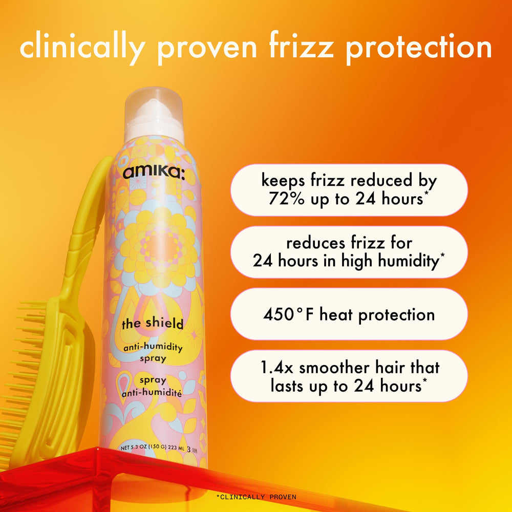 Aplicacion del Amika Shield Spray en cabello humedo para mayor proteccion
