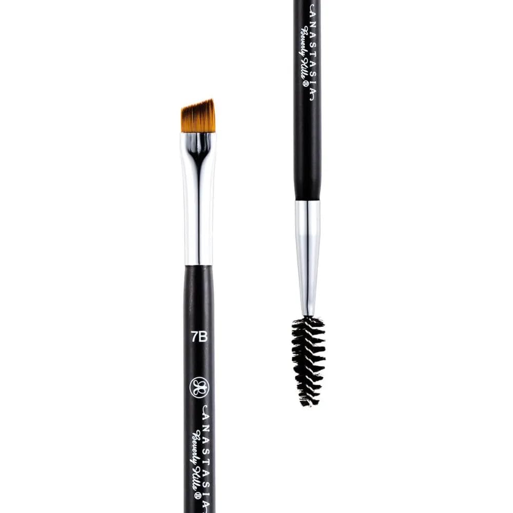 Close-up of Anastasia Beverly Hills 7B angled brow brush head for defined lines