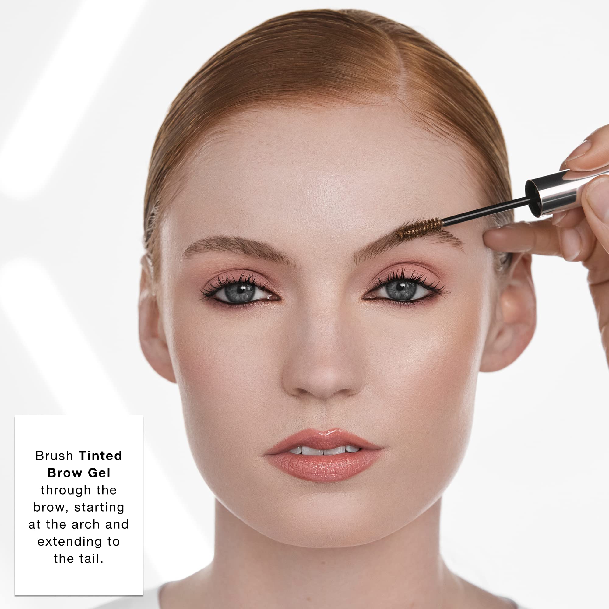 Textura ligera para uso diario en cejas caoba, de Anastasia Beverly Hills.