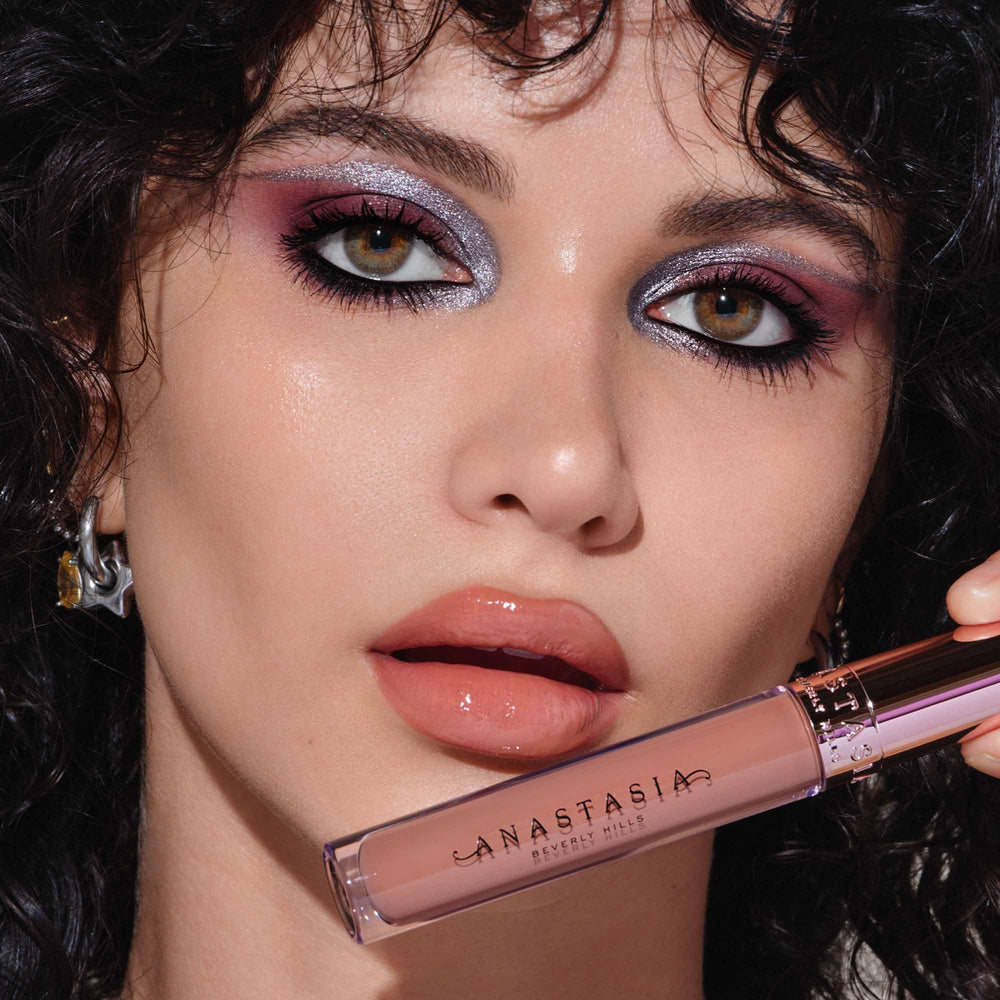 Anastasia Beverly Hills Brillo Labial Algodón de Azúcar, con delineador para mayor definición.
