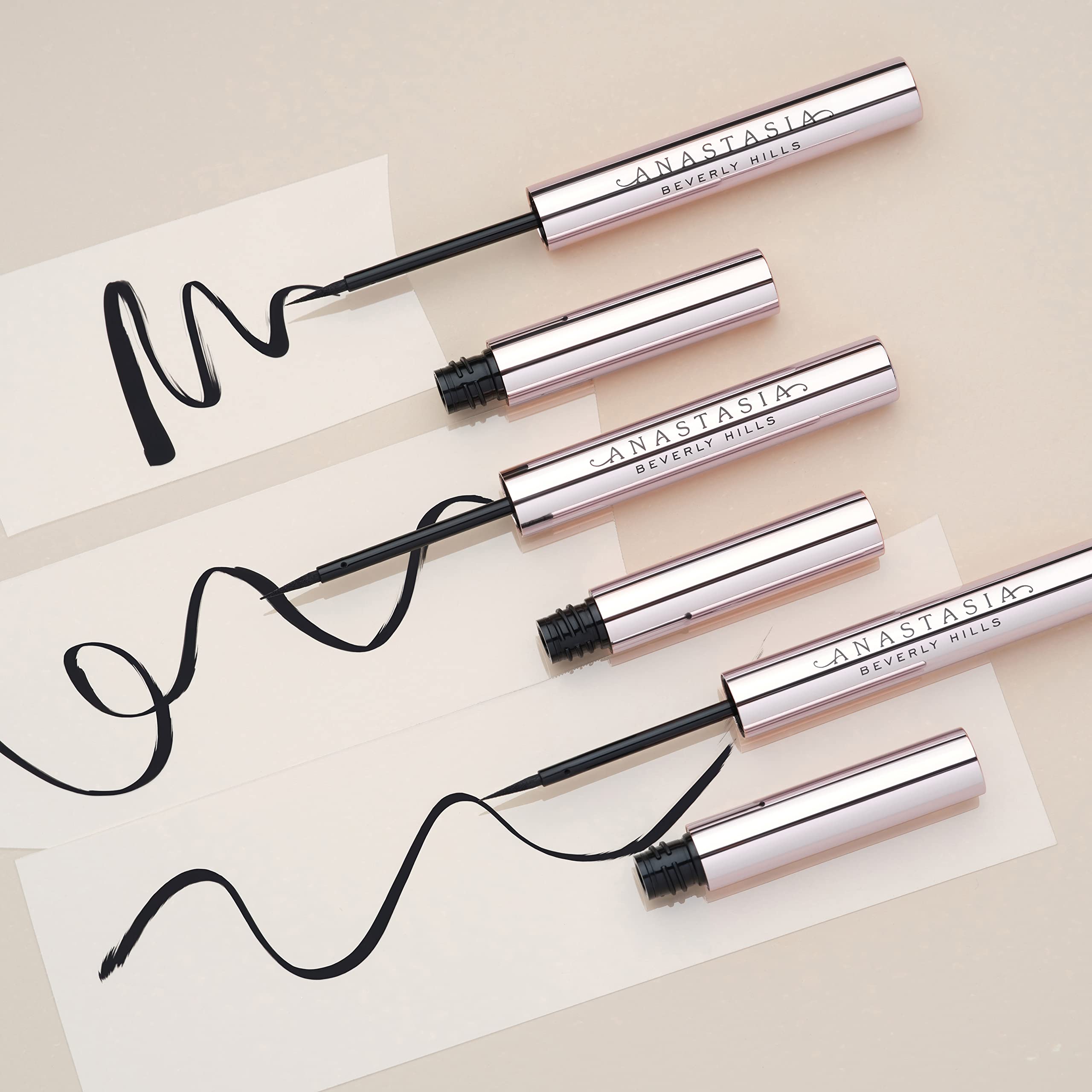 Anastasia Beverly Hills delineador trazo preciso para líneas definidas con facilidad.