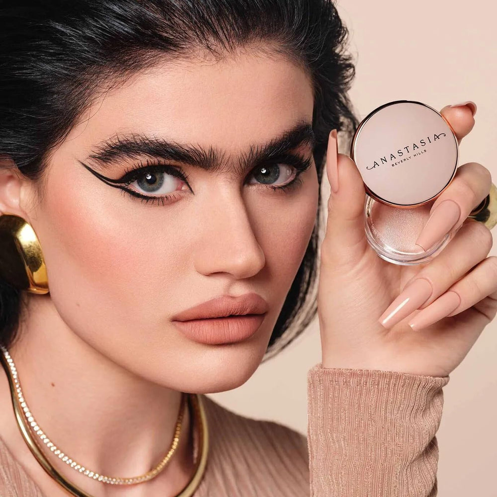 Anastasia Brow Freeze cejas definidas con acabado natural.