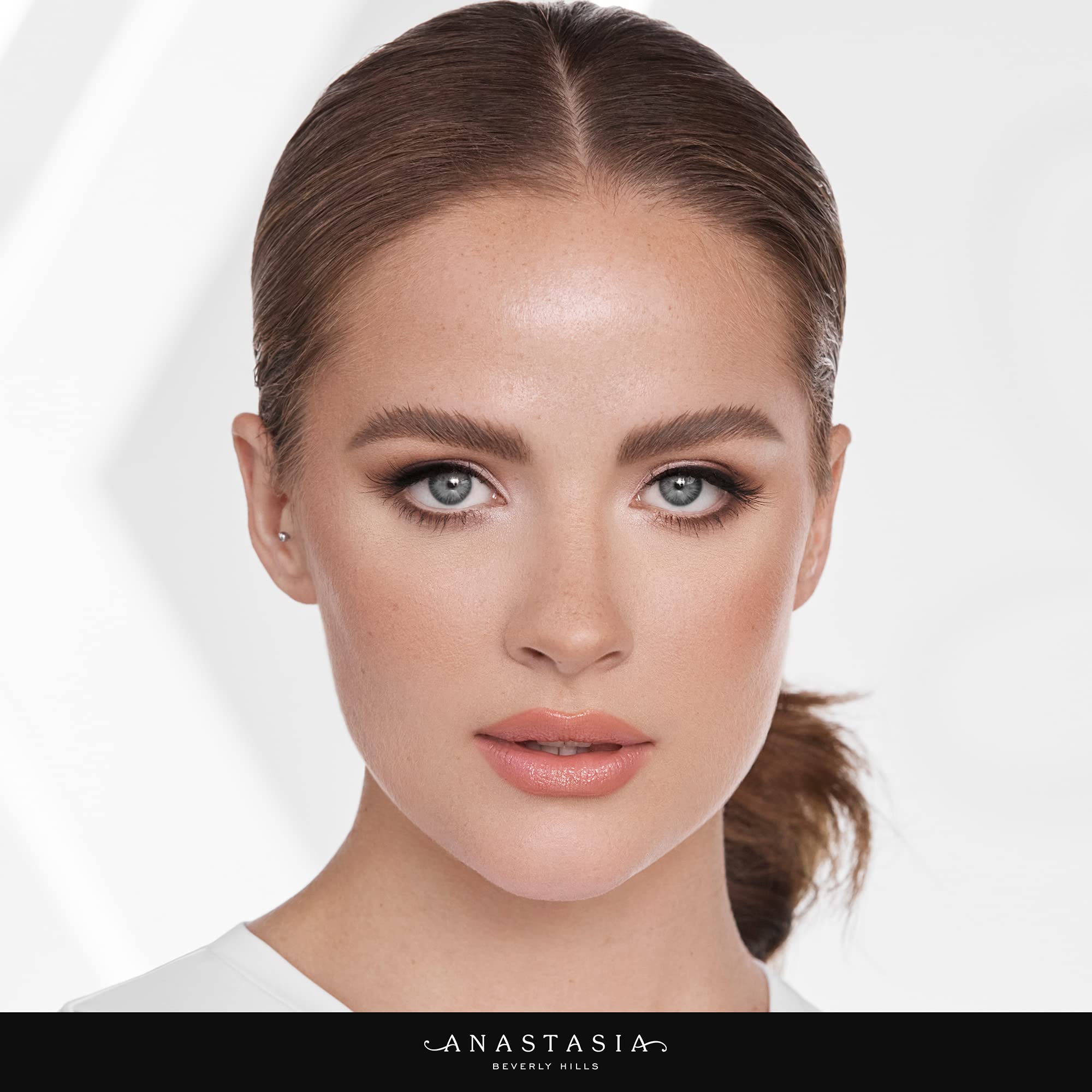 Seamless blend demonstrated for natural brow texture