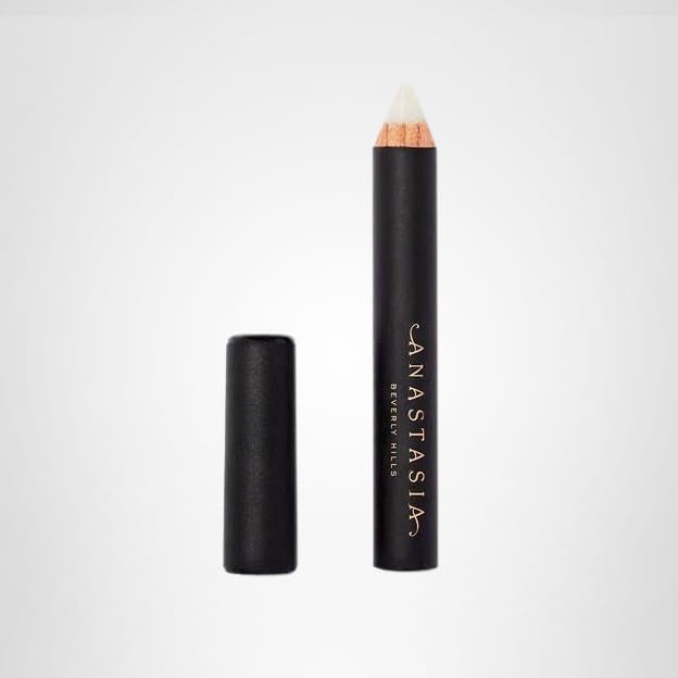 Aplicación suave de Brow Primer para un acabado natural en cejas.