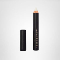 Aplicación suave de Brow Primer para un acabado natural en cejas.