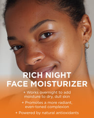 Aplicación suave de la crema nocturna con zanahoria morada y vitamina C