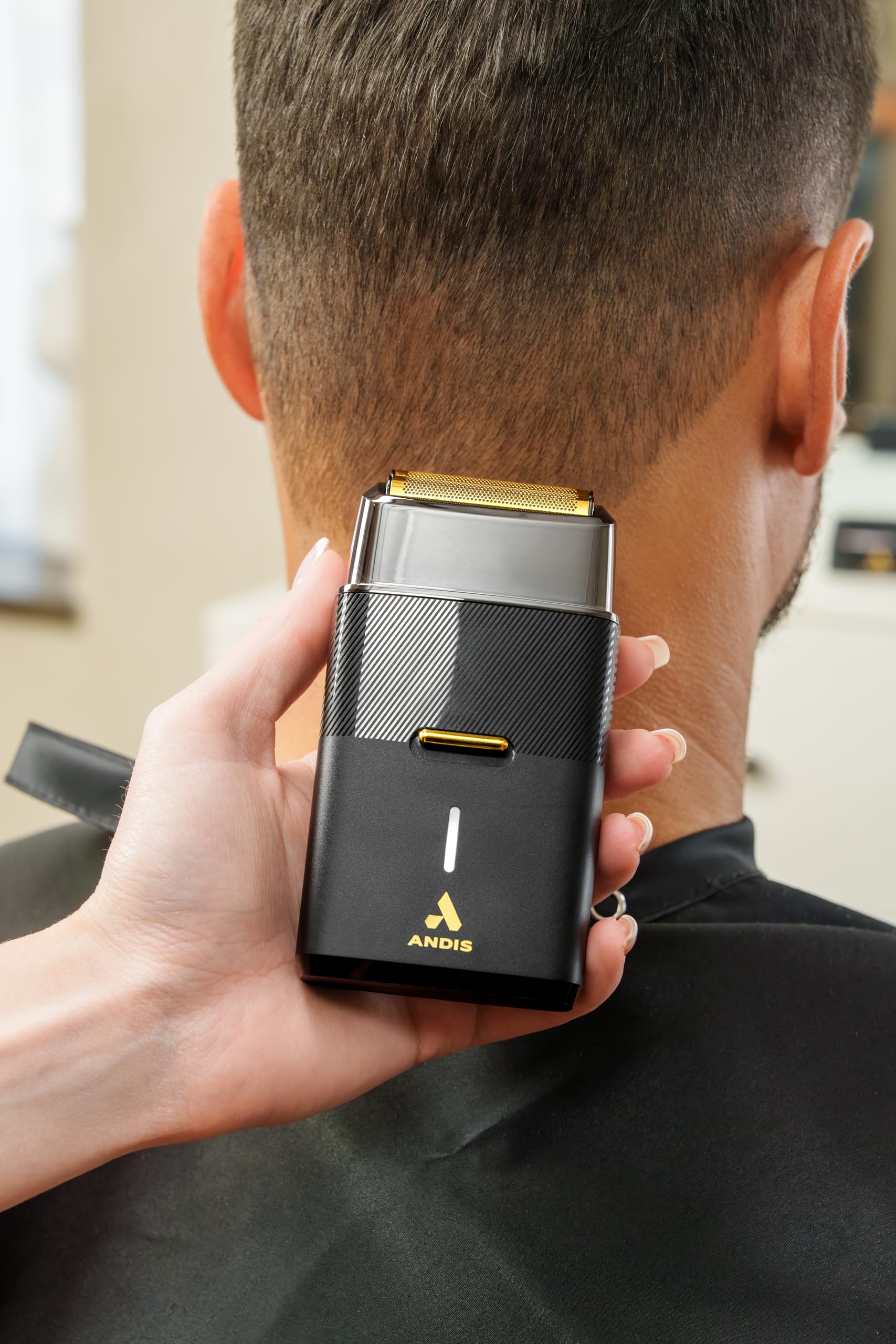 Ergonomic black handle offers steady control during daily shaves.