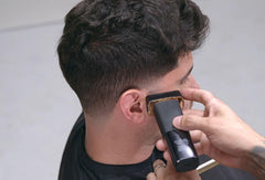 Andis Resurge pivoting head detail shows seamless contouring and constant skin contact.