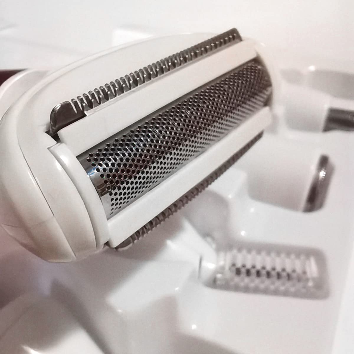 ANFOOS wet and dry use enables foam or dry shaving at home or on the go.