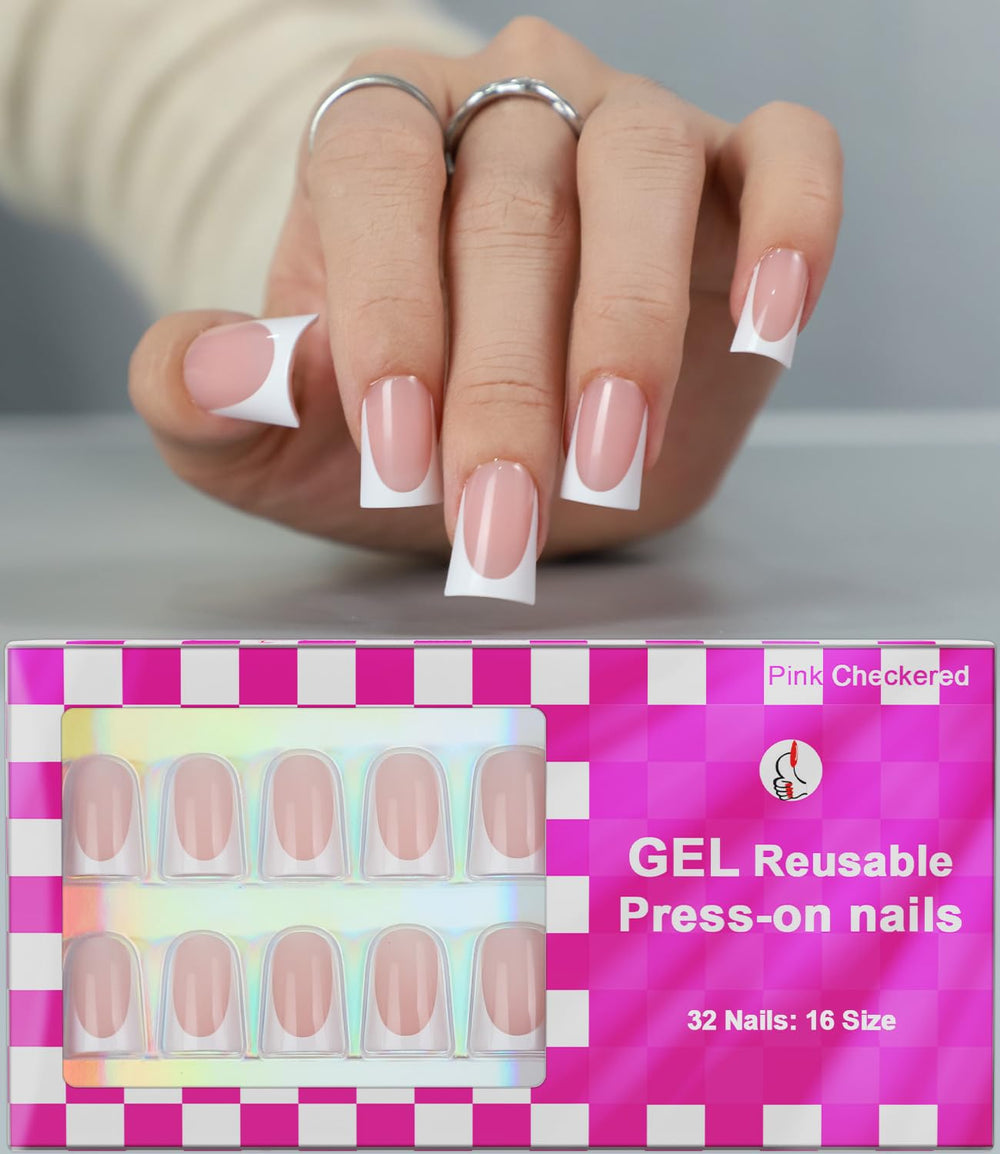Anyos uñas francesas cortas con brillo para un look elegante y práctico.
