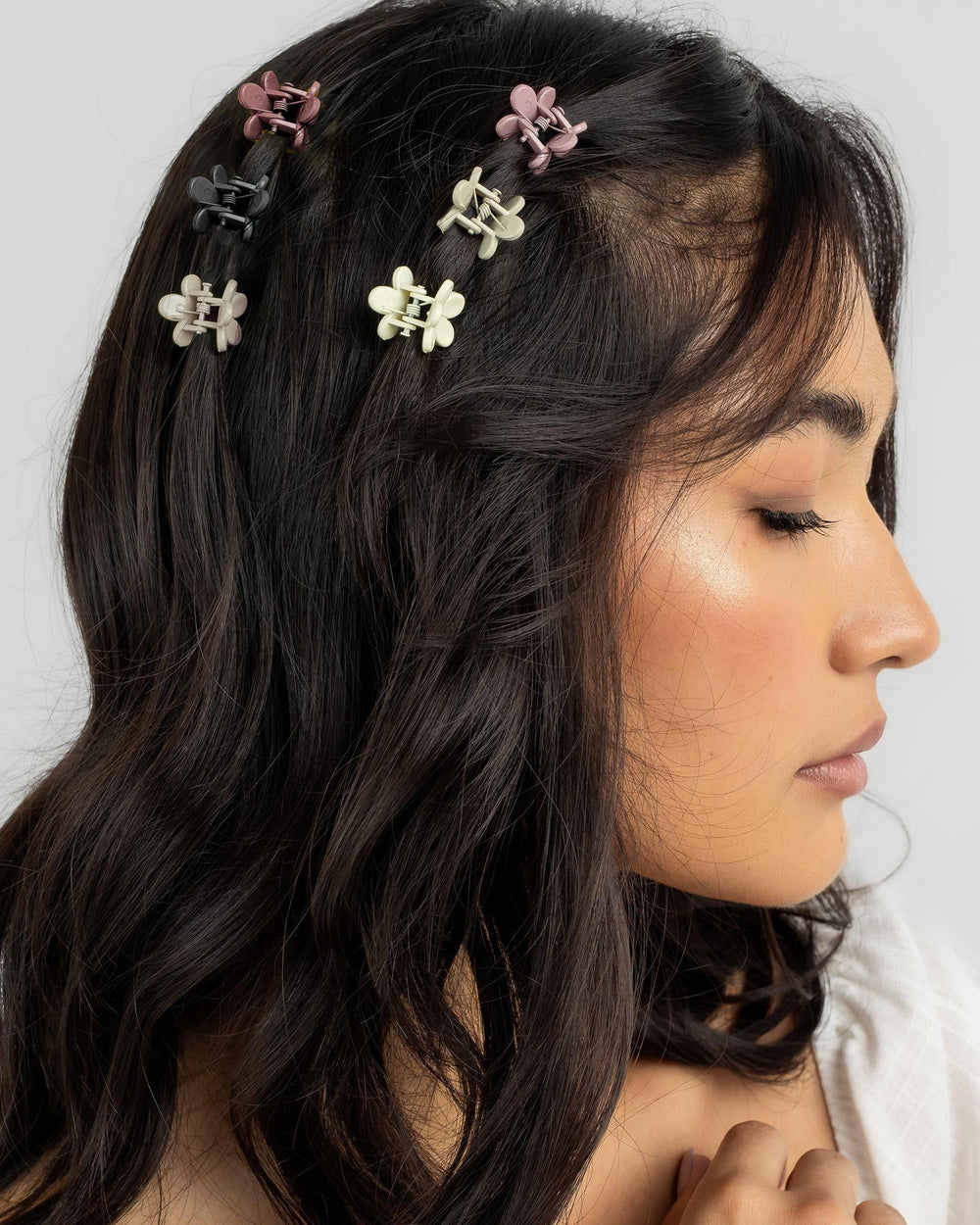 AOENJIE 90s-inspired style sparks nostalgia while adding charm to hairstyles