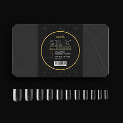 Puntas cuadradas escultadas APRÉS Gel-X para acabado moderno y duradero.