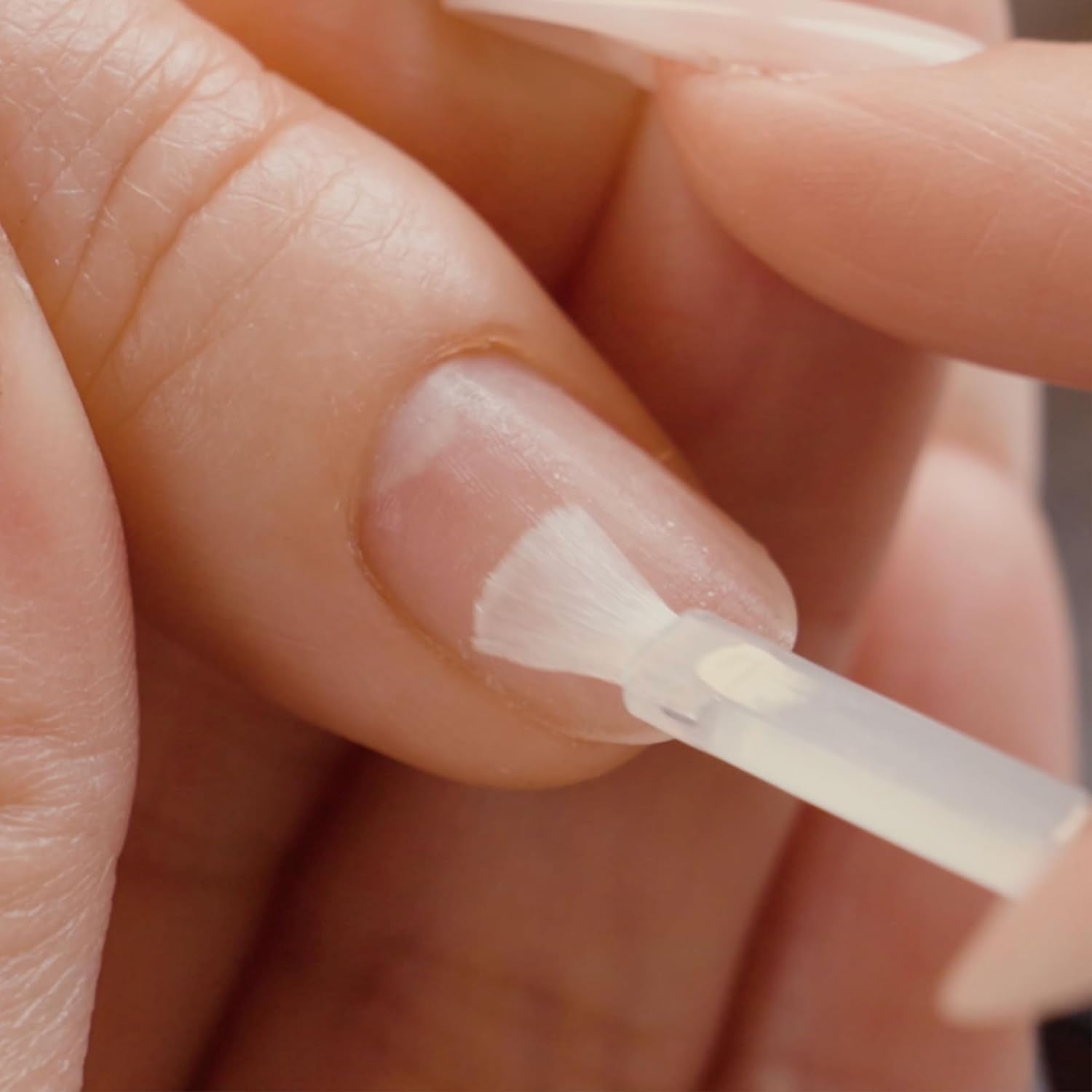 Capa pegajosa suave tras APRÉS, busca adherencia duradera en uñas.