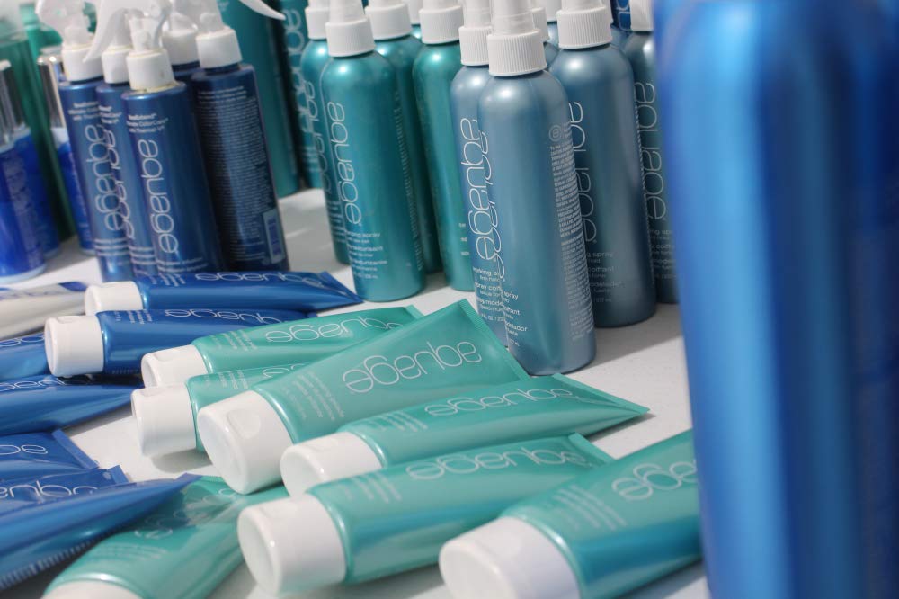 Ritual diario de brillo AQUAGE Beyond Shine Spray para acabado de salón en casa