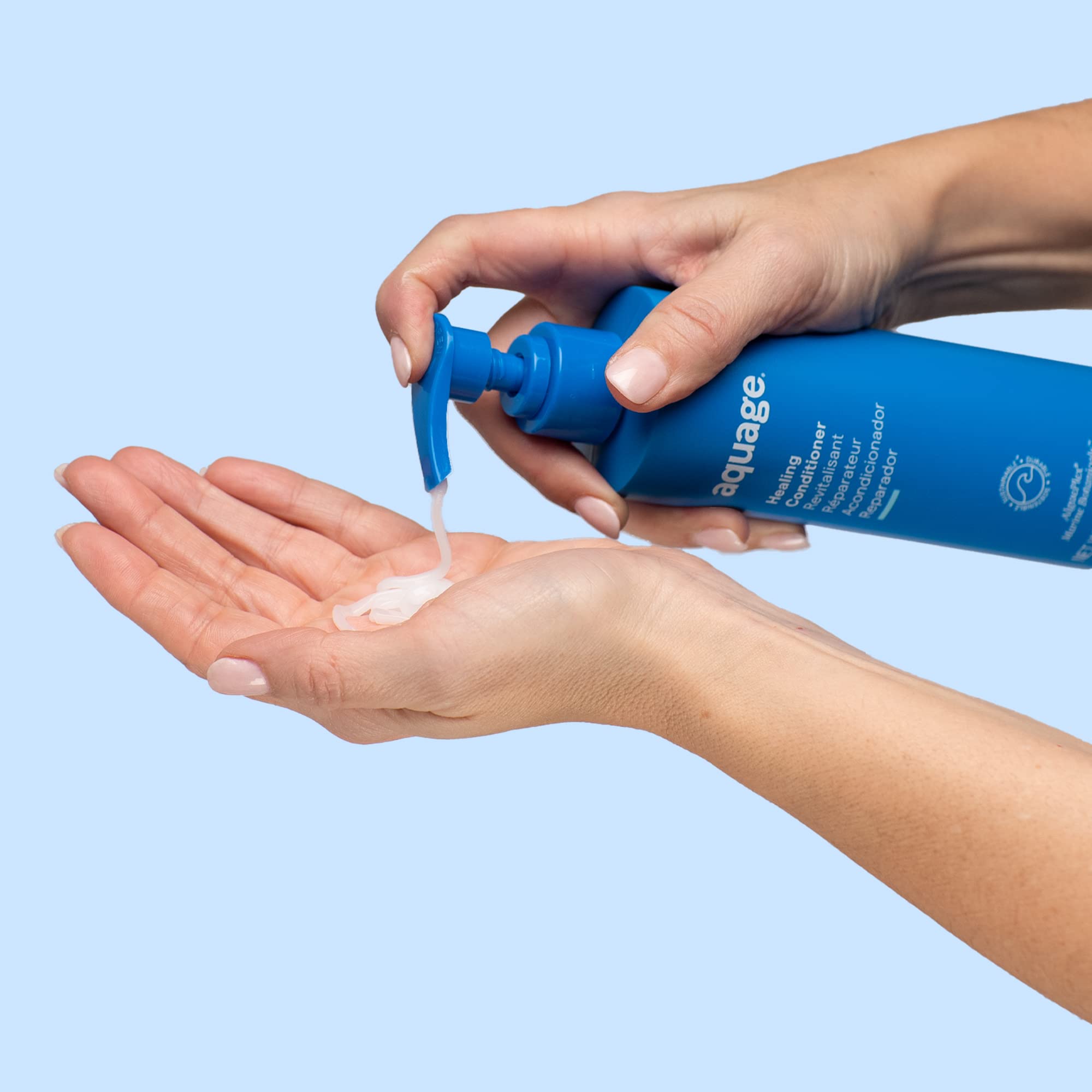 Cabello seco se beneficia de AQUAGE y su reparación interna.