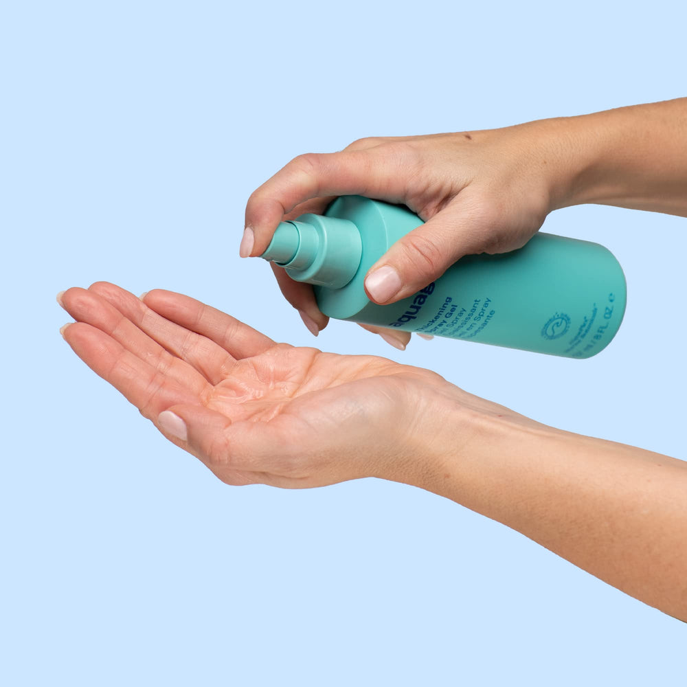 AQUAGE cuerpo-vitalidad en cabello fino al peinar.