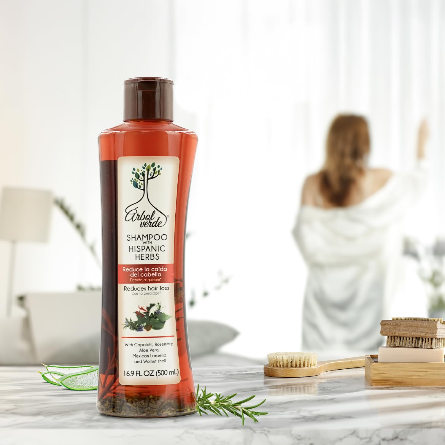 Arbol Verde Champú Natural, en estante de baño listo para la rutina diaria