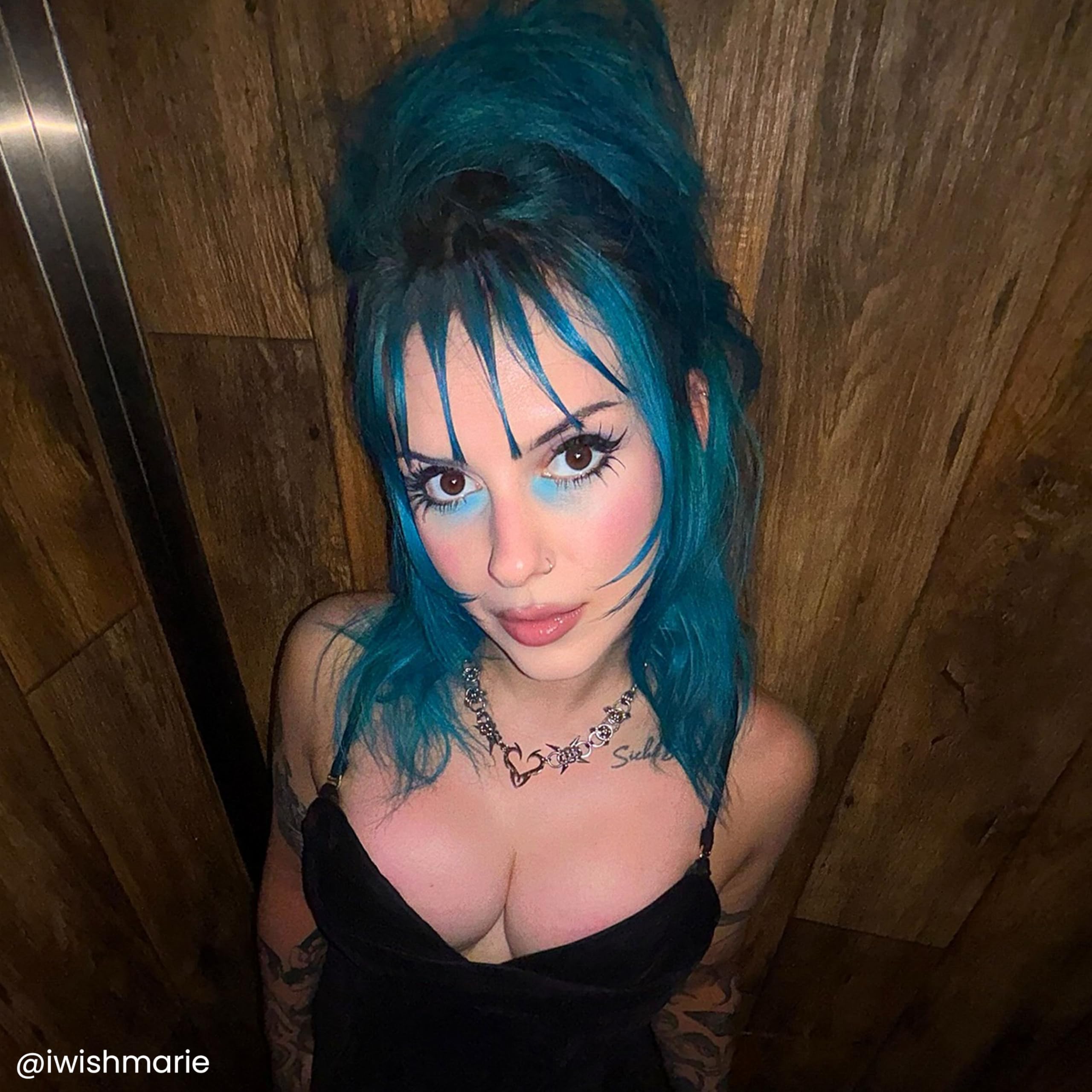 ARCTIC FOX Aquamarine semi-permanent formula nourishes while coloring hair.