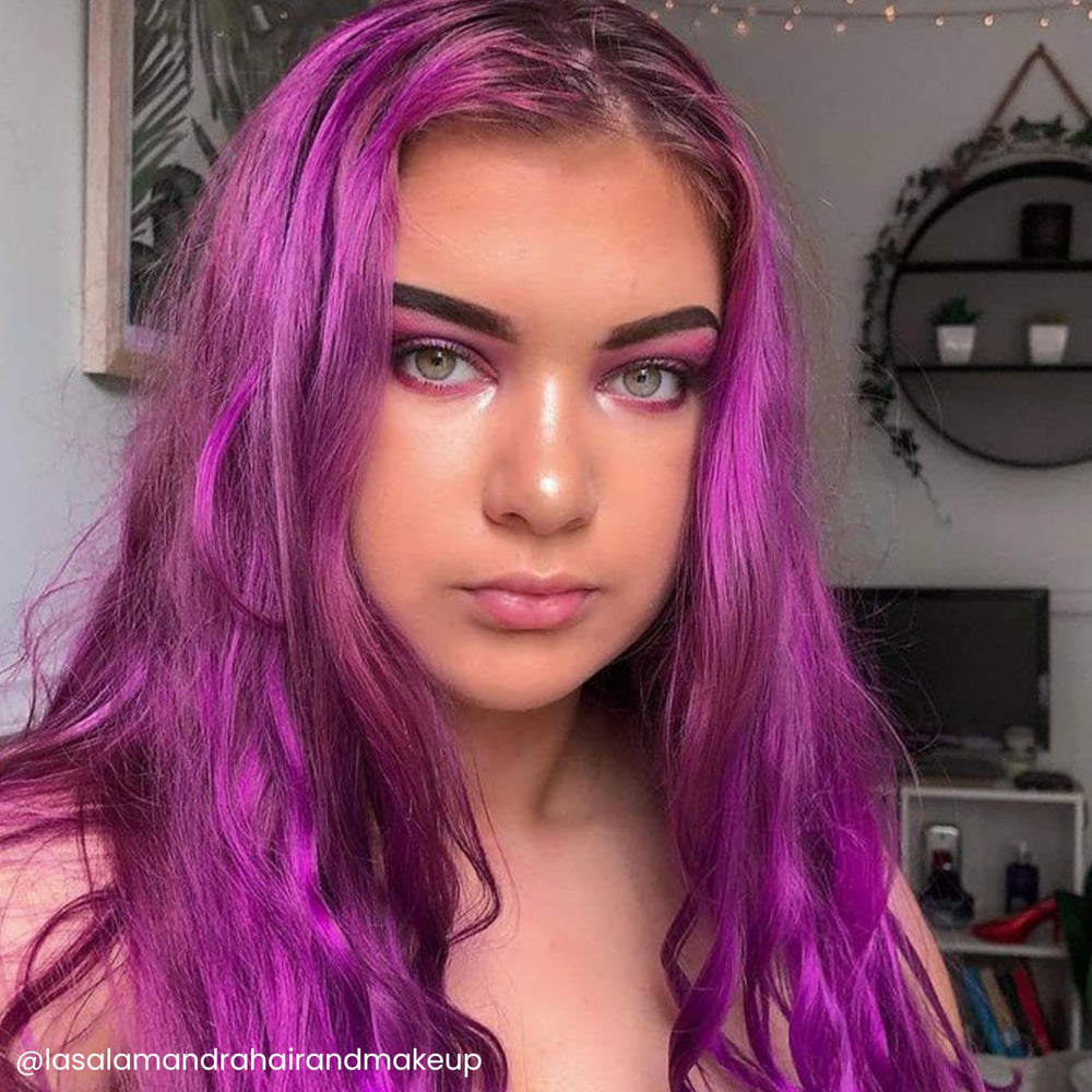 ARCTIC FOX Violet Dream hair-application scene highlights gentle conditioning during coloring.