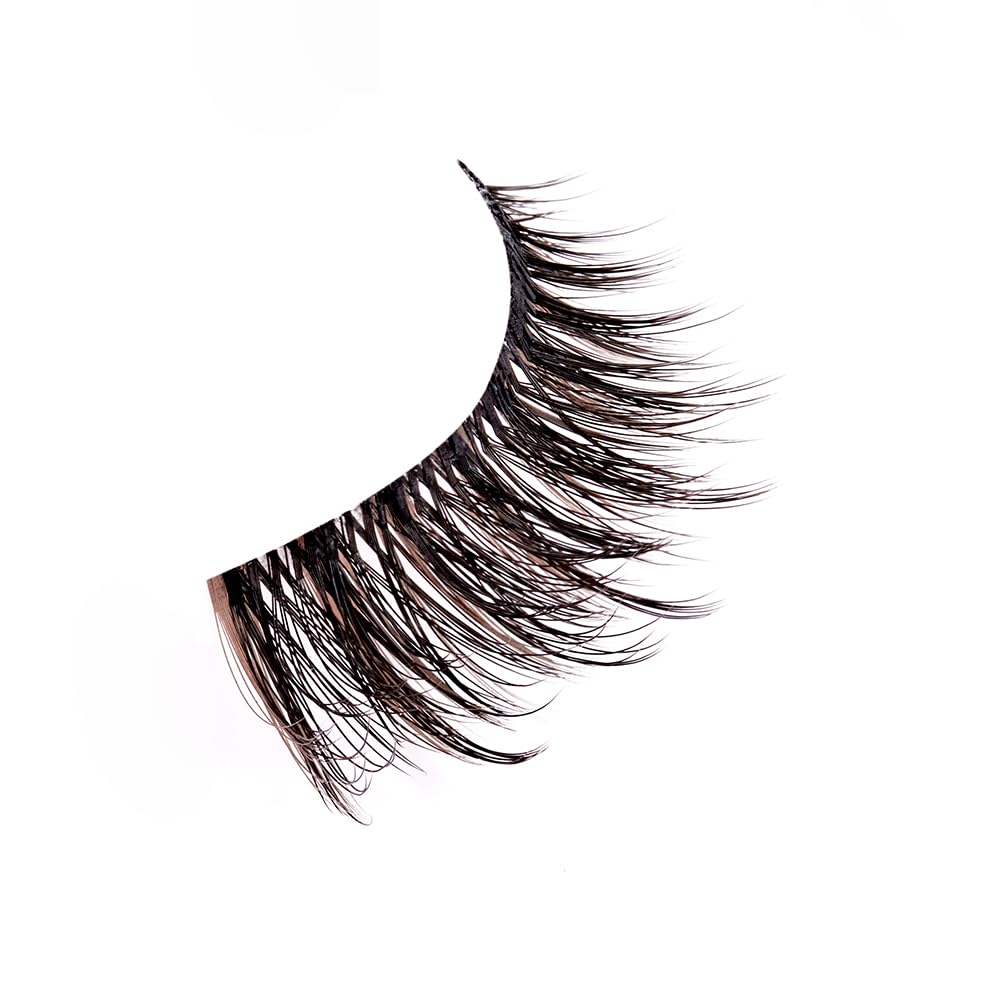 Ardell Balayage Wispies Chocolate lashes on the eye provide subtle lift and everyday glamour.