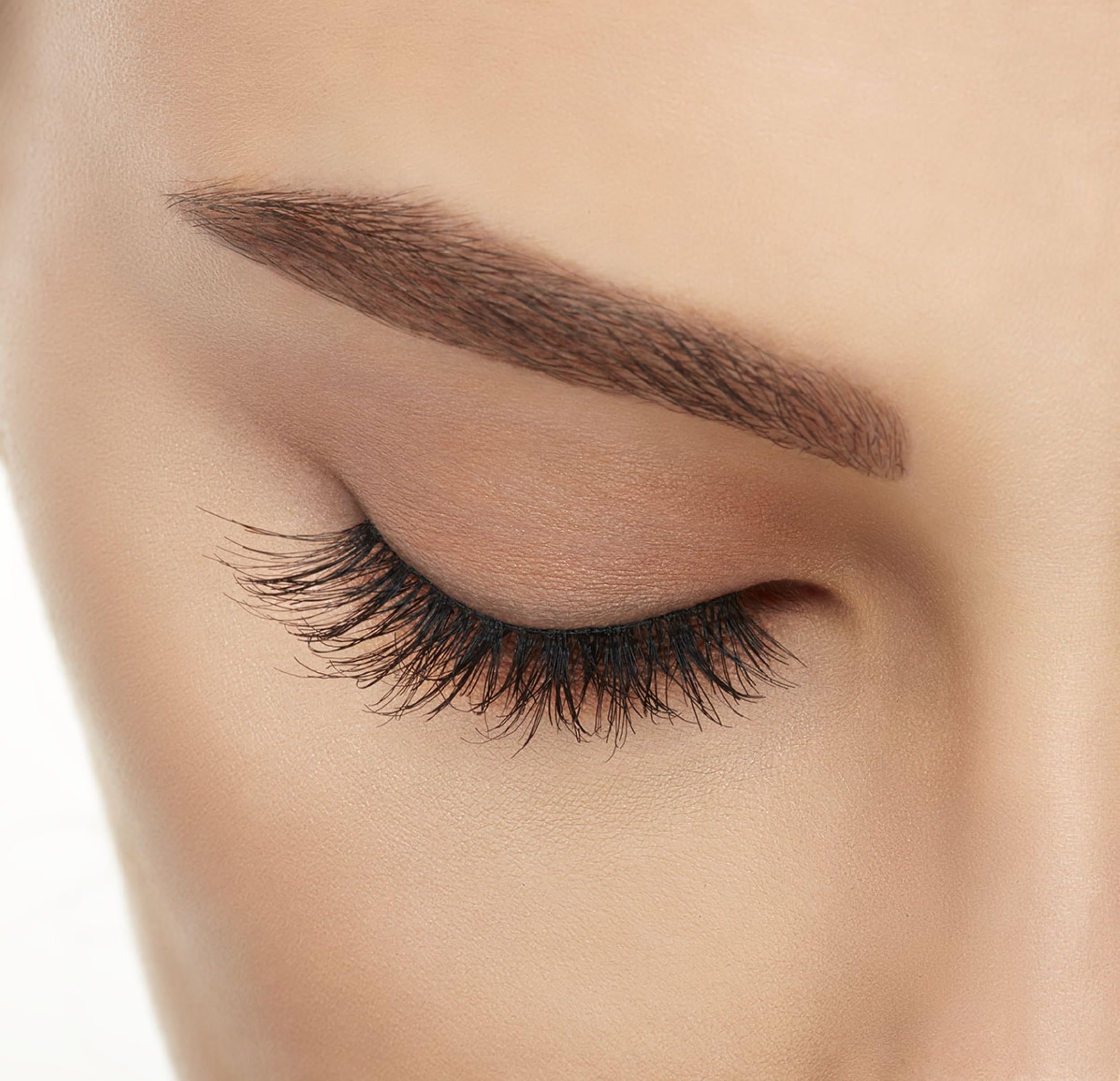 Ardell Wispies 113 easy application helps place lashes along the lash line.