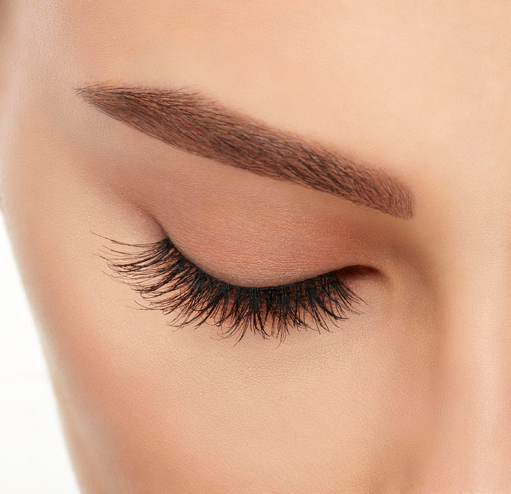 Ardell Wispies 113 easy application helps place lashes along the lash line.