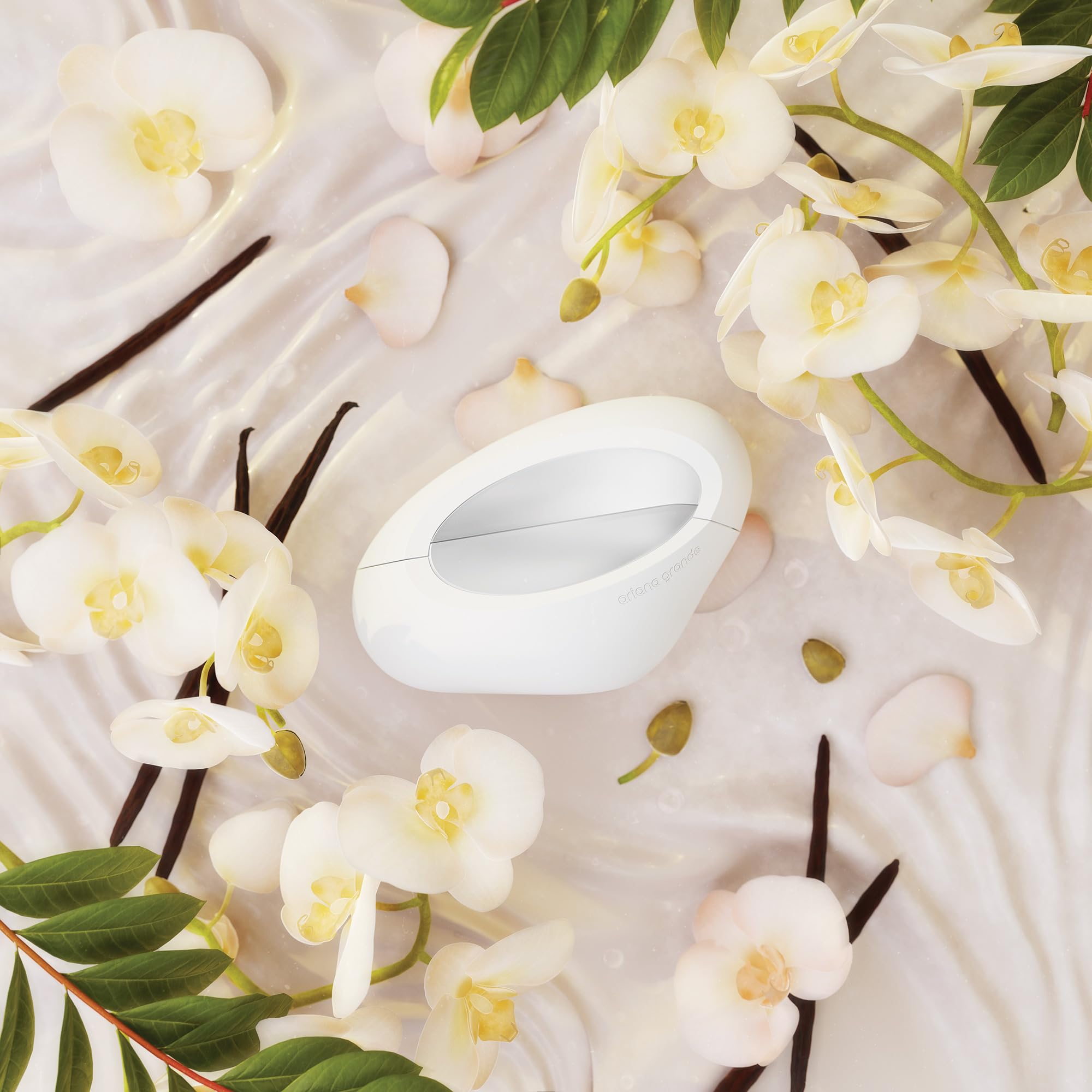 Jasmine notes balance sweetness with elegance for versatile everyday wear.