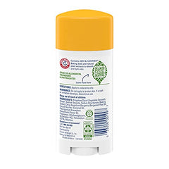 Aplicación del Desodorante Arm & Hammer Essentials Coco Geranio en axila, aroma fresco