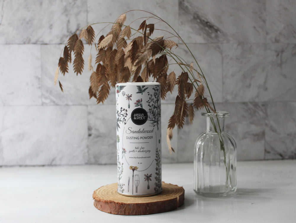 Herb & Root arrowroot dusting powder texture close-up for gentle, breathable use.