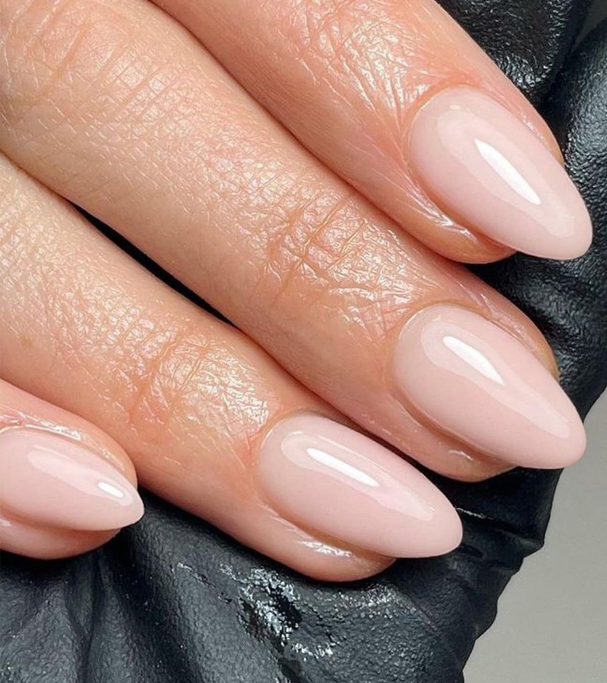 Artquee uñas pegadas rosa suave almendra con acabado brillante para uso diario.