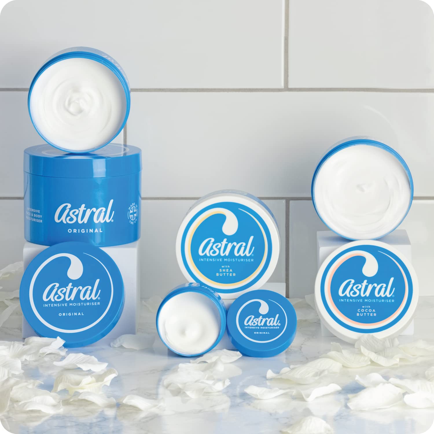 Astral Original Intensivo, aplicación suave que ayuda a mantener la piel hidratada.