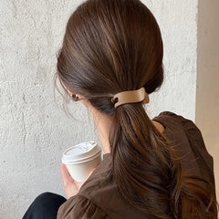 Aswewamt braiding clip enables quick, neat hairstyles.
