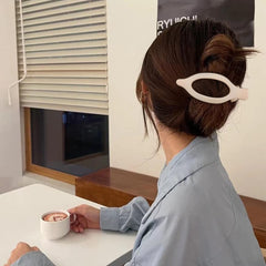 Atoden duck billed barrette offers snag-free removal for smooth daily styling.