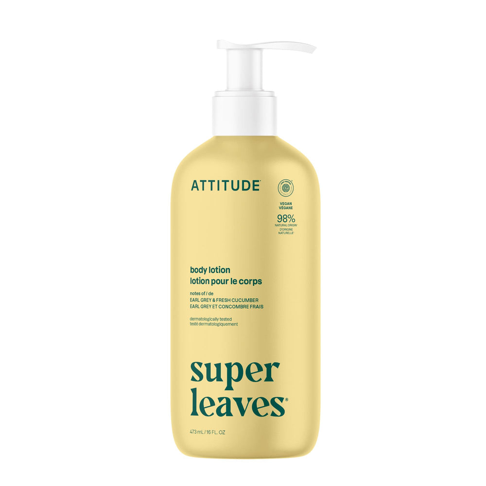 ATTITUDE Loción Corporal vertido de la botella para una aplicación suave.