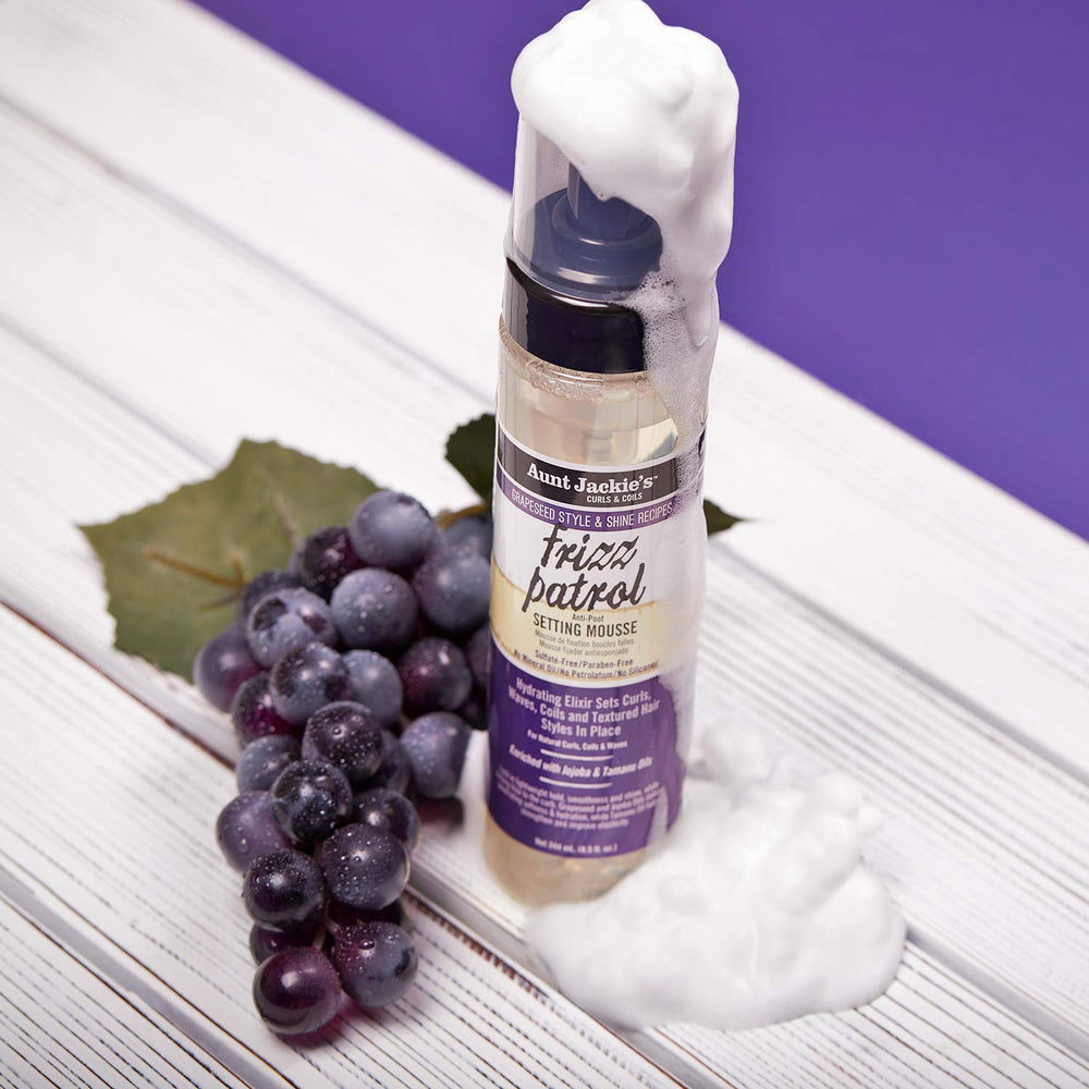 Aunt Jackie's Frizz Patrol Mousse hidratación con aceite de semilla de uva.