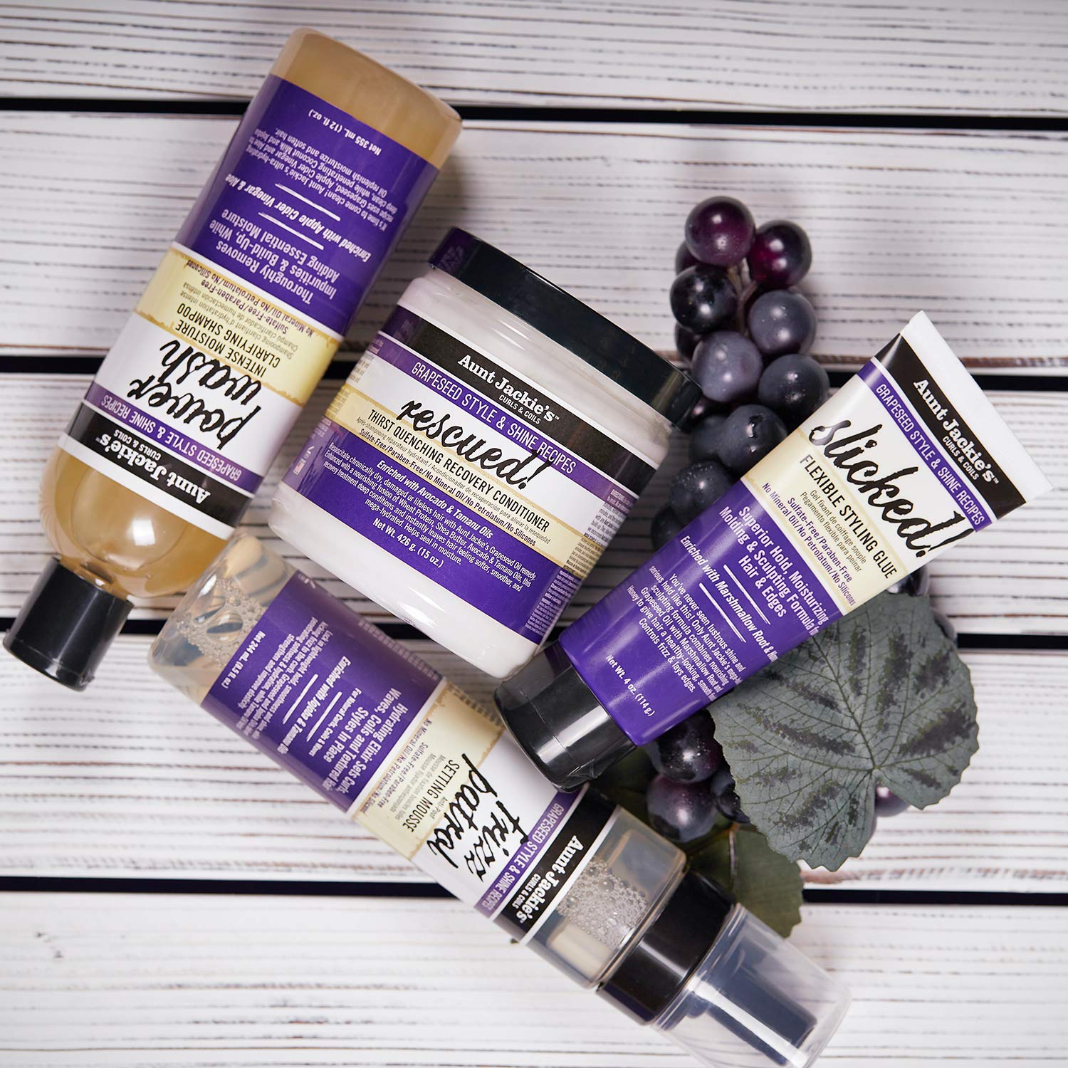 Aunt Jackie's Frizz Patrol Mousse aplicación en cabello húmedo para definición duradera.