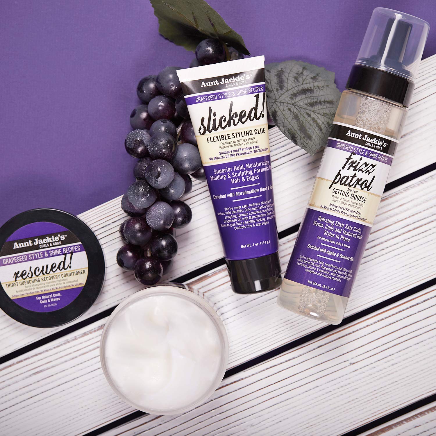 Aunt Jackie's Frizz Patrol Mousse sin residuos tras el peinado.