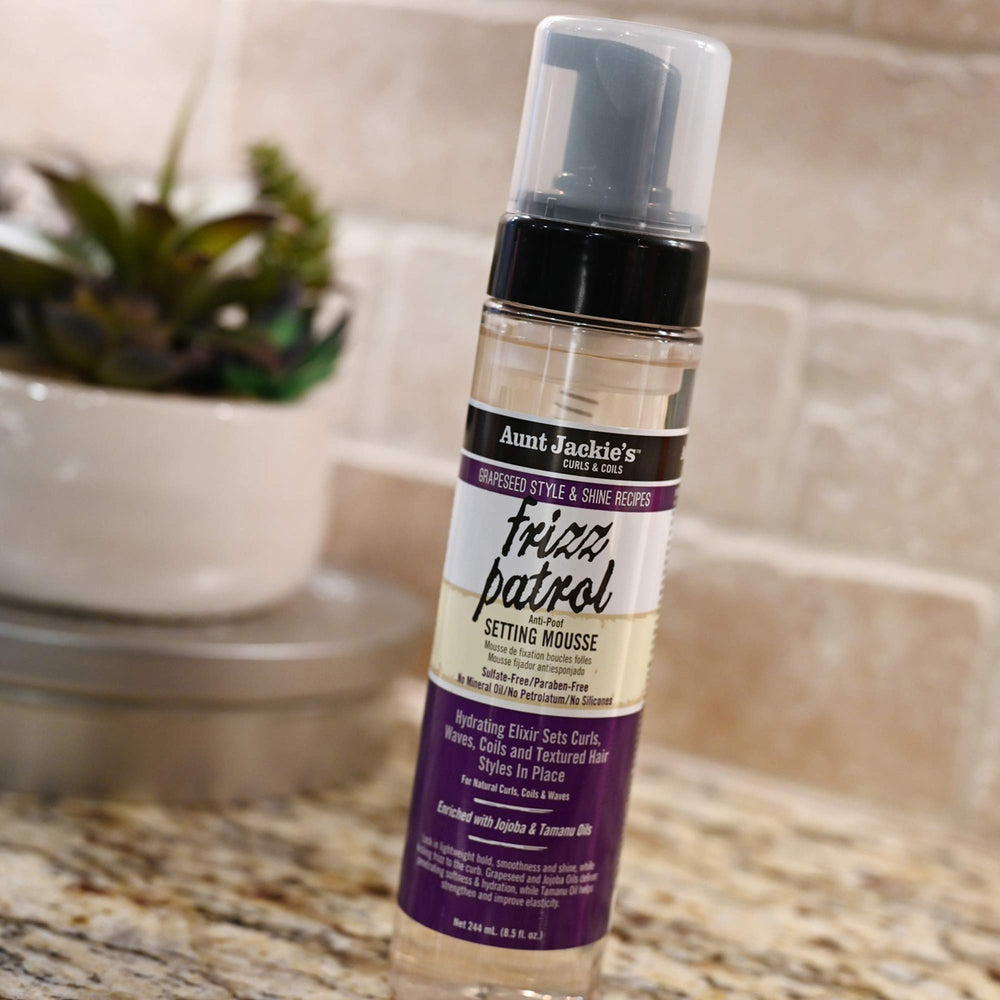 Aunt Jackie's Frizz Patrol Mousse tamanu y jojoba para suavidad y elasticidad.