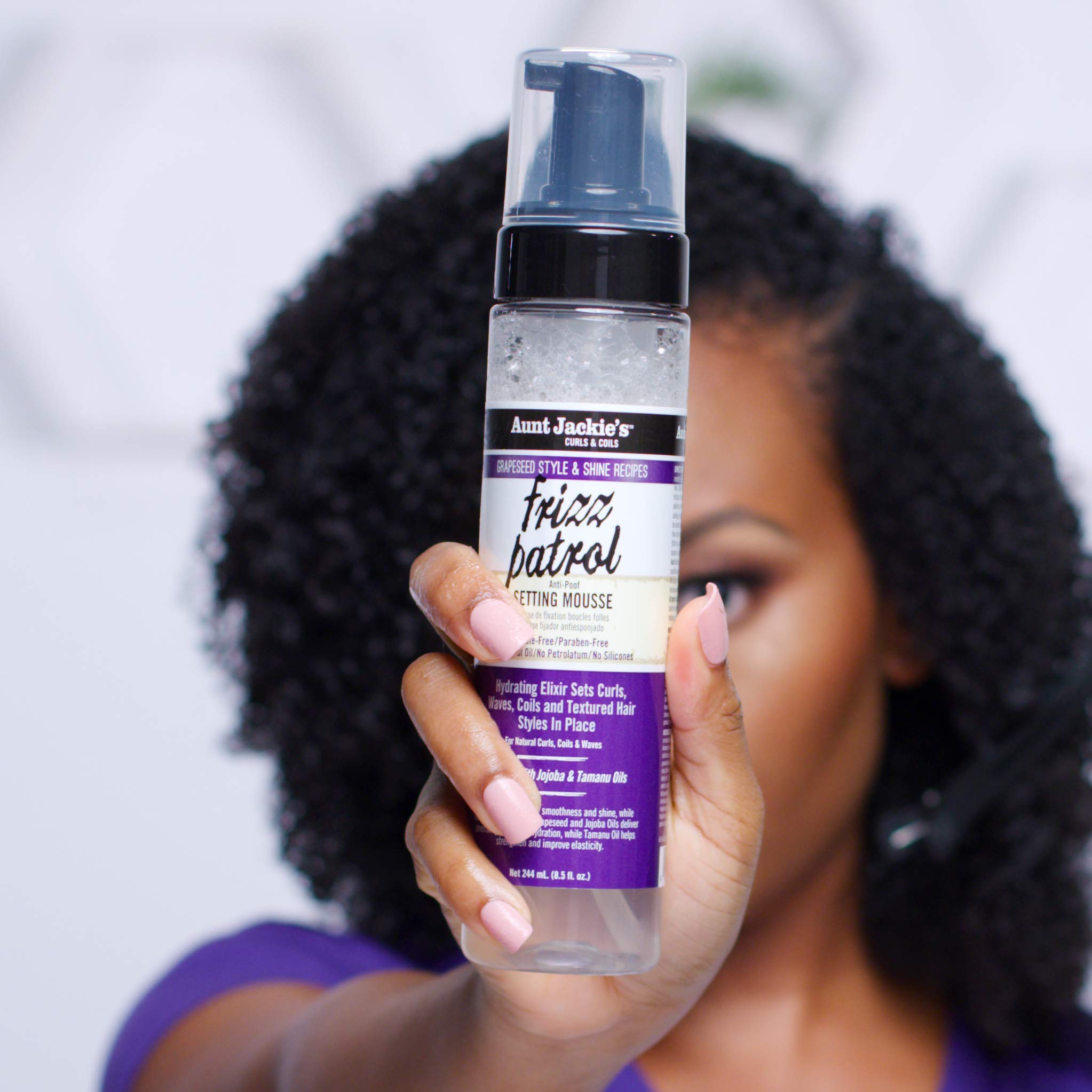 Aunt Jackie's Frizz Patrol Mousse textura ligera para todos los tipos de cabello.