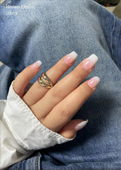 AutyaMee Frances elegante, uñas blancas, estilo impecable para fiestas.