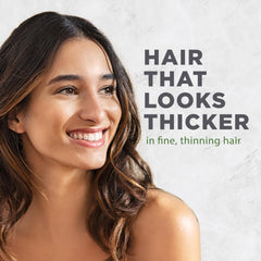 Textura crema del acondicionador Avalon Organics Biotin B-Complex en la palma