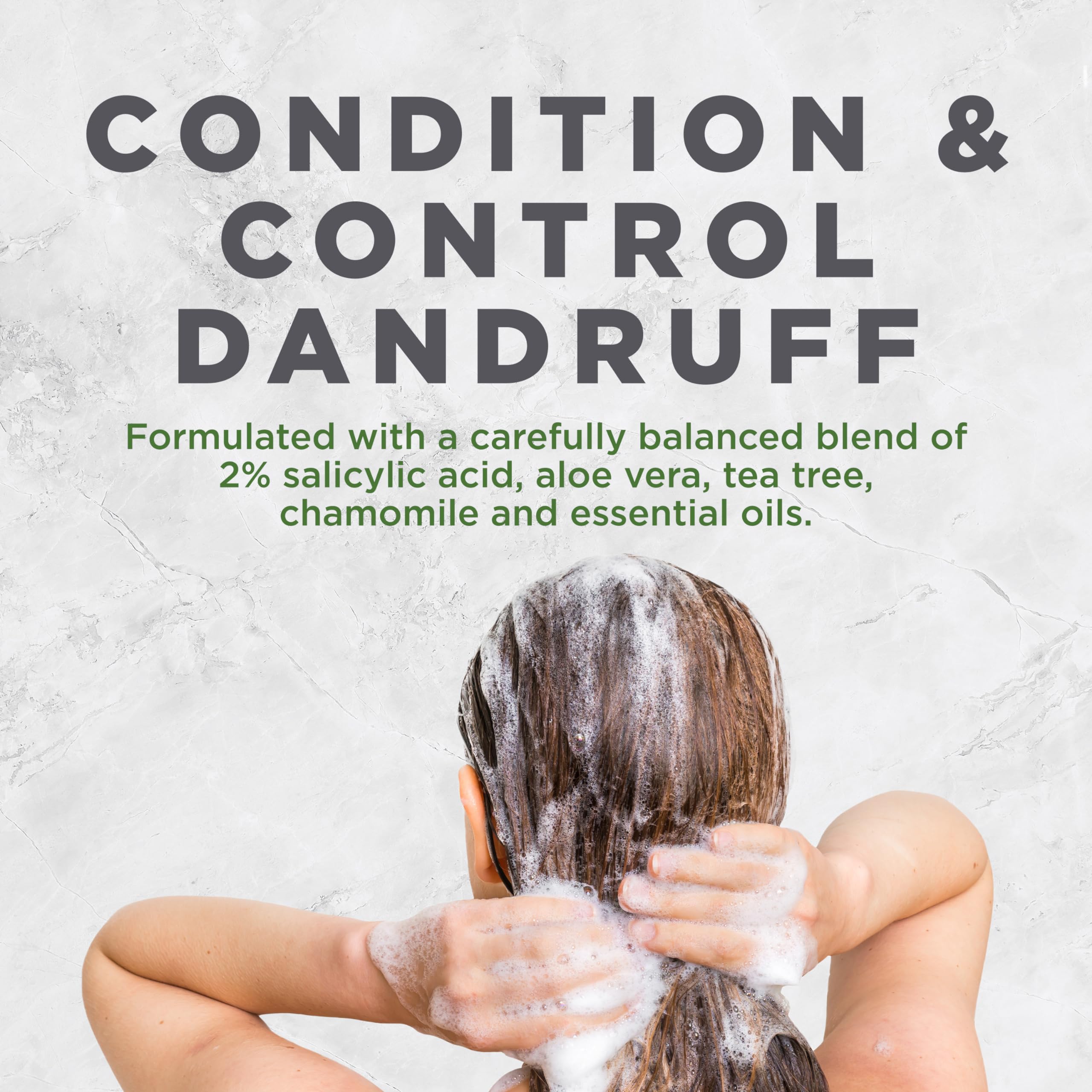 Aplicación del acondicionador Avalon Organics Therapy en cabello mojado tras el lavado.
