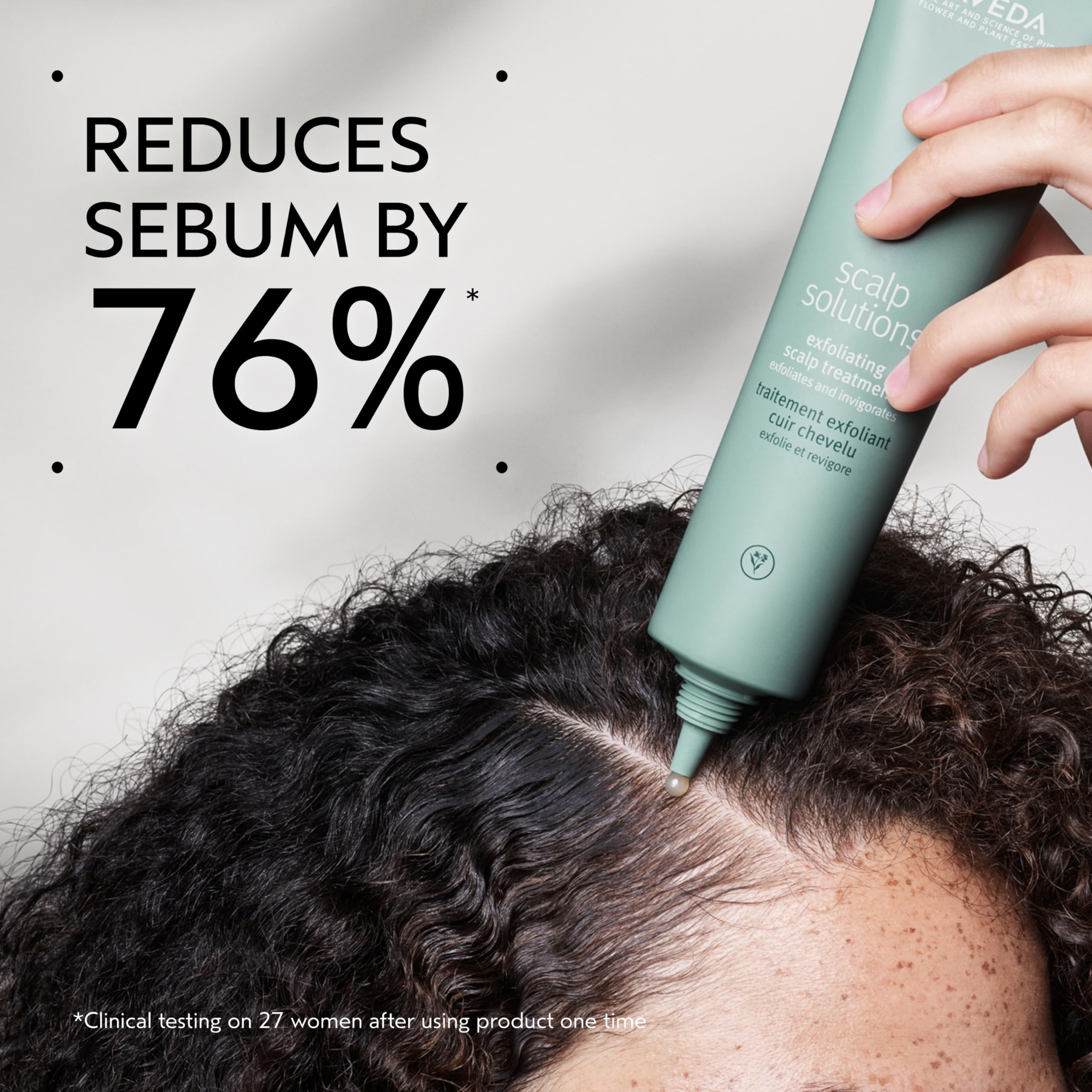 Aveda: aplicación de masaje para exfoliar suave y eficaz.